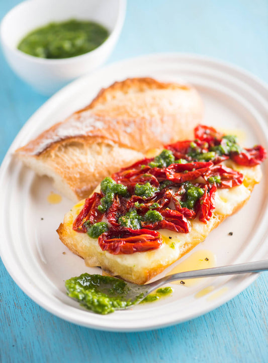 Überbackenes Brot mit getrockneten Tomaten und Pesto Genovese