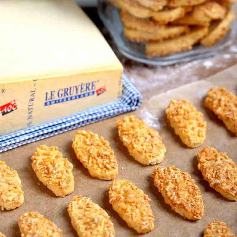 Käsegebäck mit Le Gruyère Käse auf Backpapier.