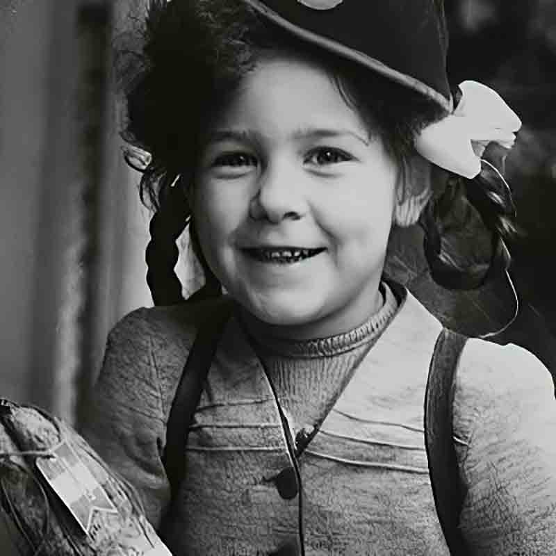 Kind in traditioneller Kleidung lächelnd.