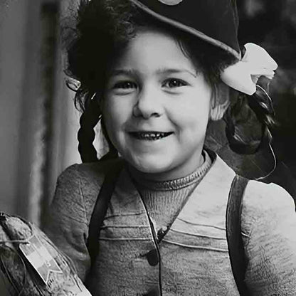 Kind in traditioneller Kleidung lächelnd.