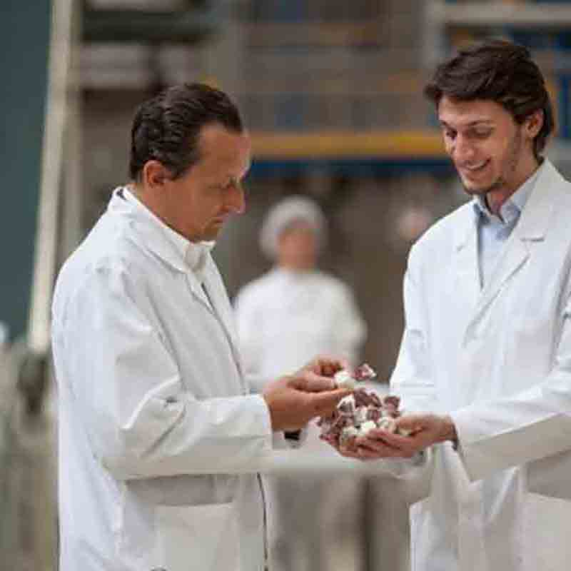 Zwei Männer in weißen Kitteln.