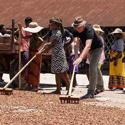 Josef Zotter beim Kakaobohnen trocknen.