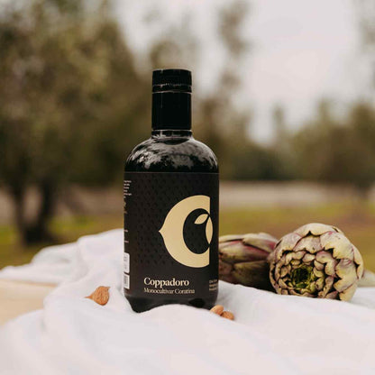 Flasche Coppadoro Olivenöl mit Artischocken und Mandeln.