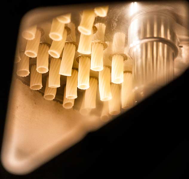 Nudeln in einer Produktionsmaschine.