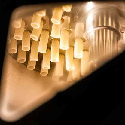 Produktion Pasta. Pasta wird durch Formen gepresst