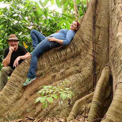 Julia Zotter und Josef Zotter im Regenwald – Einsatz für nachhaltigen Kakaoanbau und Schutz der natürlichen Vielfalt.