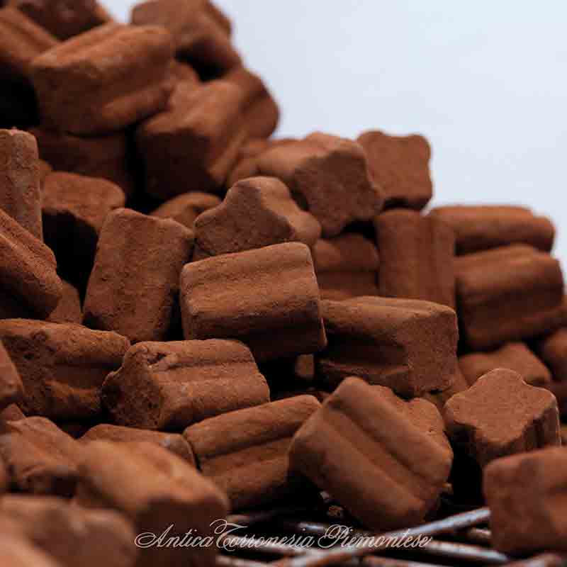 Schokoladentrüffel von Antica Torroneria Piemontese aufgestapelt.
