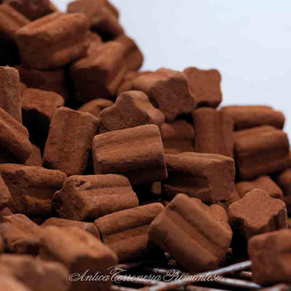 Schokoladentrüffel von Antica Torroneria Piemontese aufgestapelt.