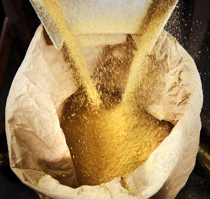 Gelbes Pulver in Papiersack.