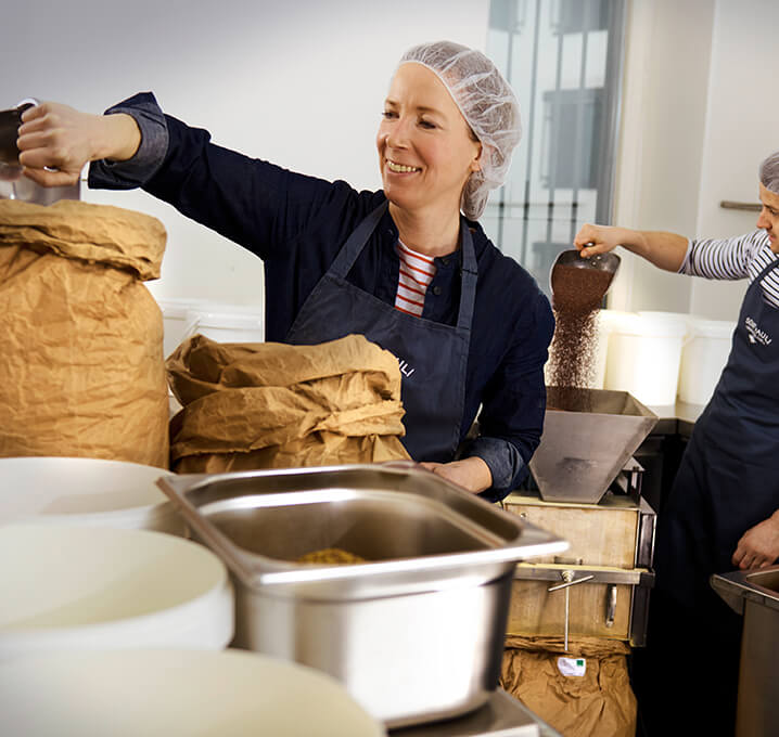 Personen verarbeiten Feinkost in Küche.