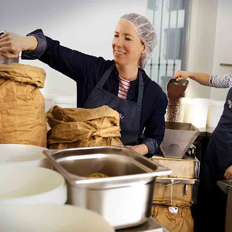 Eva Osterholz, Gründerin von Senf Pauli verarbeitet Senfkörner.