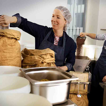 Eva Osterholz, Gründerin von Senf Pauli verarbeitet Senfkörner.