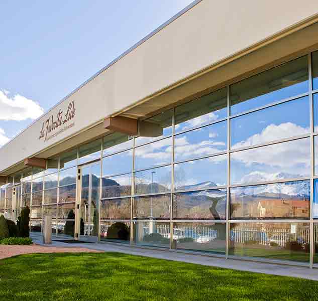 Gebäude mit Glasfassade und Landschaft