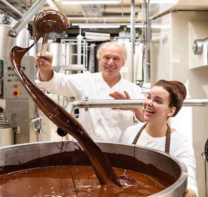 Personen rühren Schokolade in Fabrik.