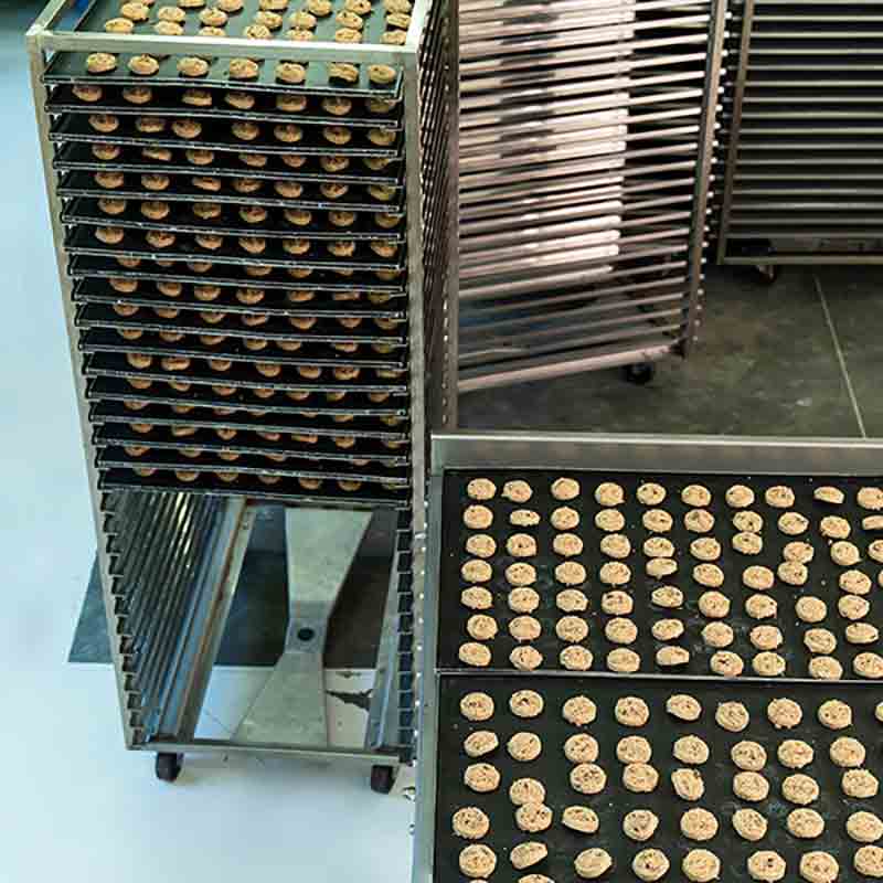 Backbleche mit Keksen aufgestapelt.