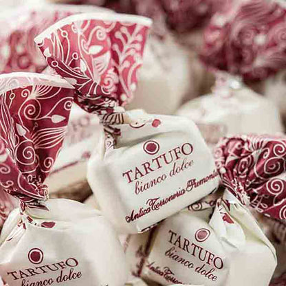Tartufo bianco dolce Pralinen mit dekorativer Verpackung.