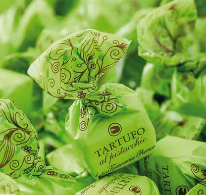 Grüne Pralinenverpackungen mit Aufschrift "Tartufo al pistacchio".