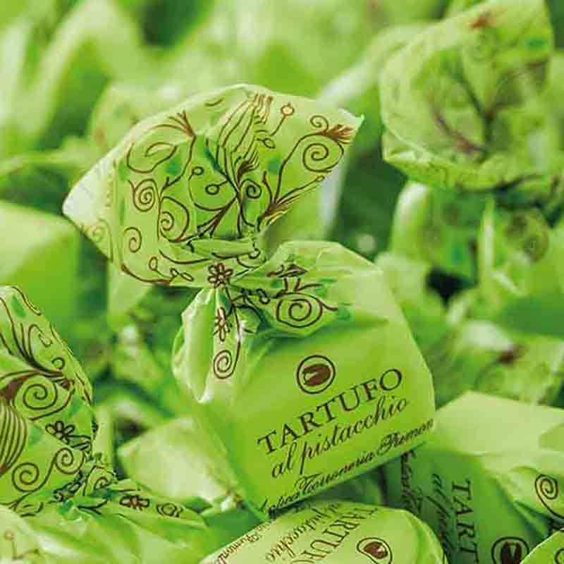 Grüne Pralinenverpackungen mit Aufschrift "Tartufo al pistacchio".