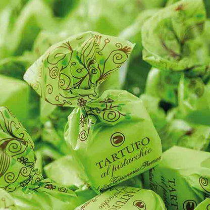Grüne Pralinenverpackungen mit Aufschrift "Tartufo al pistacchio".
