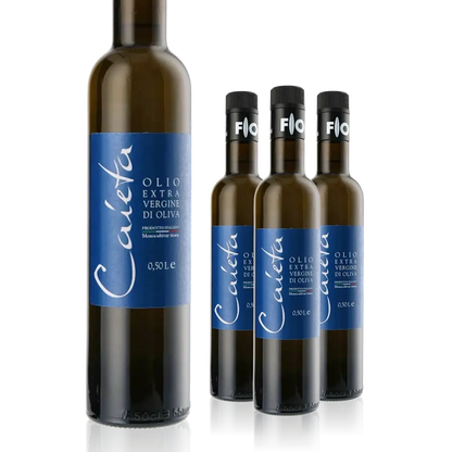 Vier Flaschen Caieta Olivenöl mit blauen Etiketten.