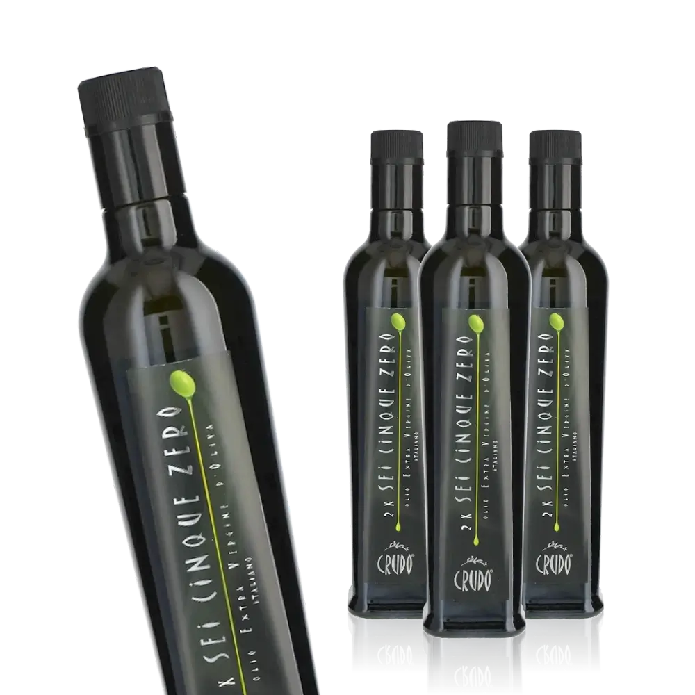 Vier Flaschen Crudo Olivenöl, Etikett sichtbar.