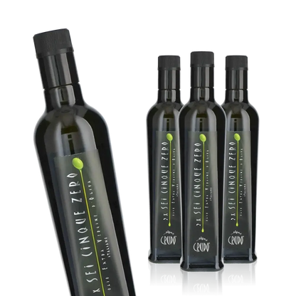 Vier Flaschen Crudo Olivenöl, Etikett sichtbar.