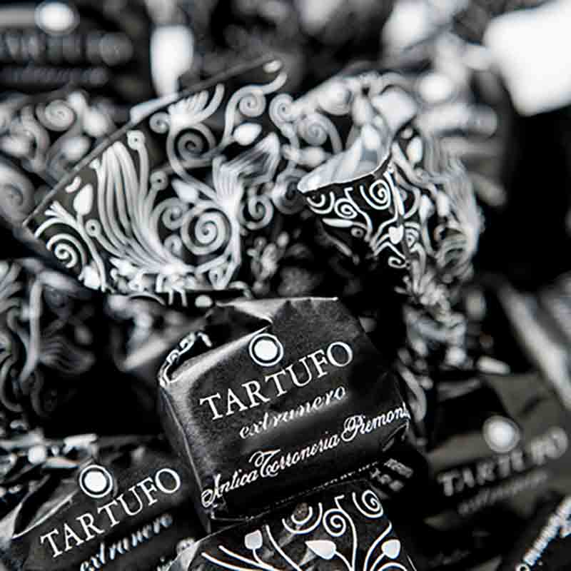 Tartufo Pralinen in schwarz-weißer Verpackung, Nahaufnahme.