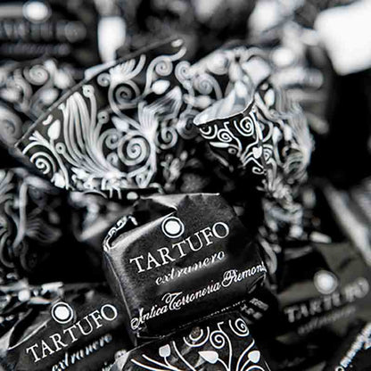 Tartufo Pralinen in schwarz-weißer Verpackung, Nahaufnahme.