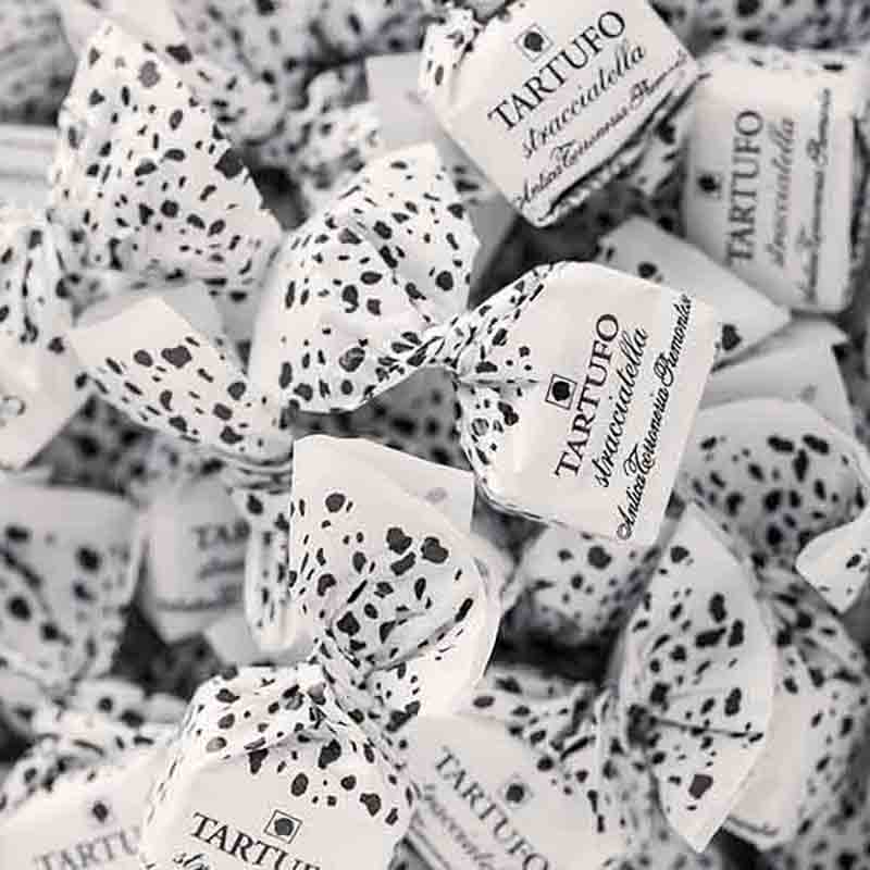Tartufo Stracciatella Pralinen in gepunktetem Papier verpackt.