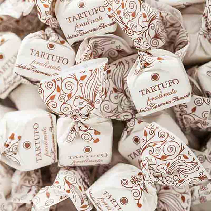 Tartufo Pralinato Pralinen mit dekorativer Verpackung, Nahaufnahme.