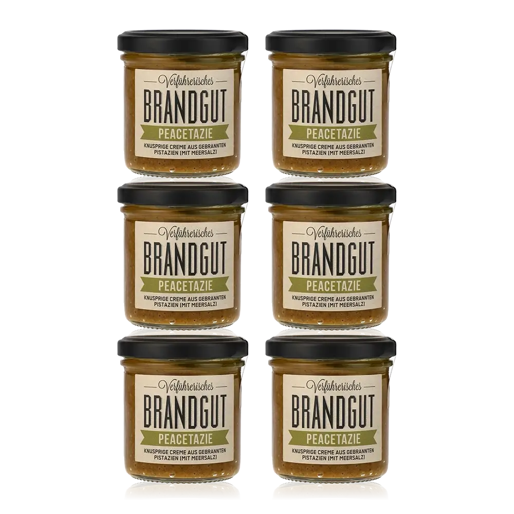 Sechs Gläser Brandgut Peacetazie Pistaziencreme auf weißem Hintergrund.