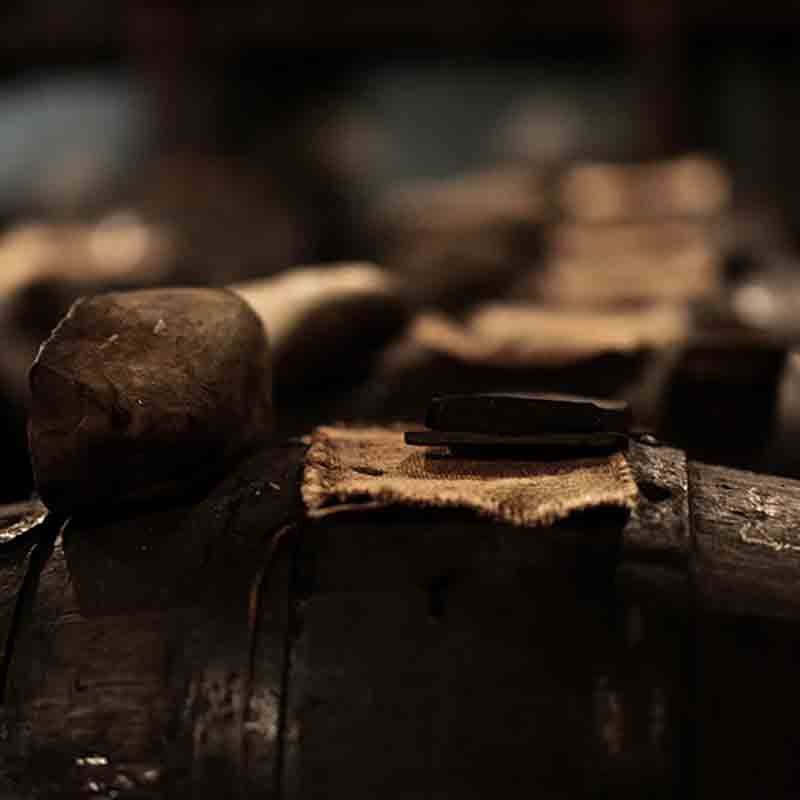 Holzfässer in dunklem Keller.