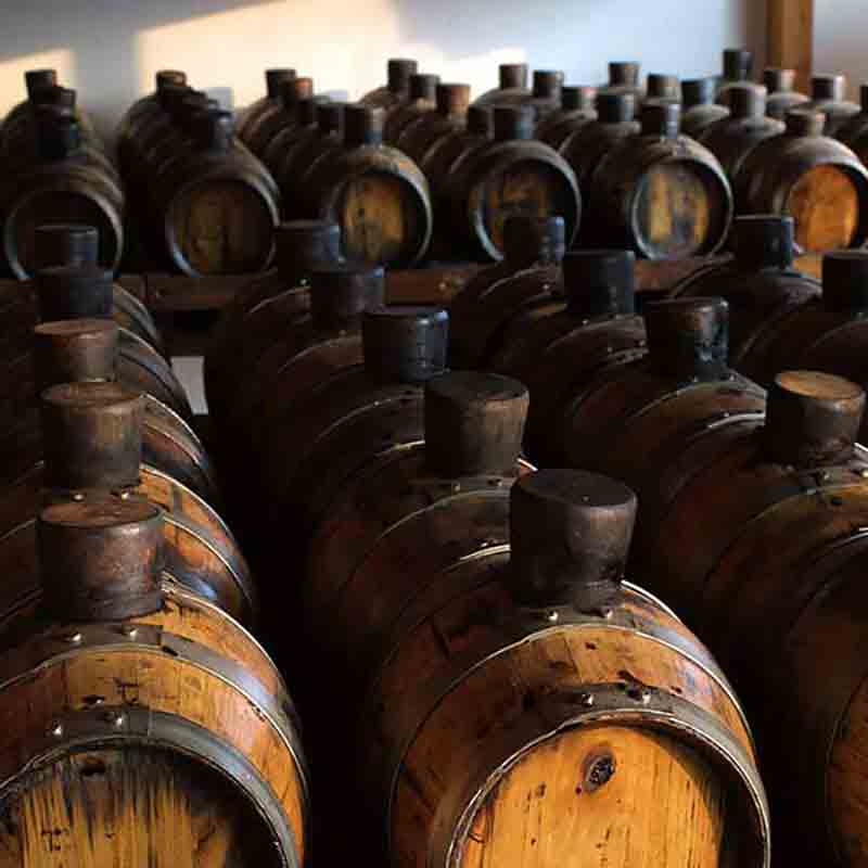 Holzfässer in einem Lagerraum für Essigproduktion.