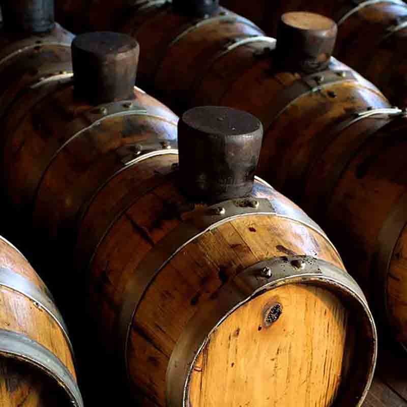 Holzfässer für Essigproduktion bei Acetaia Delizia Estense Bertoni.