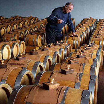 Mann prüft Fässer in Acetaia Delizia Estense Bertoni.