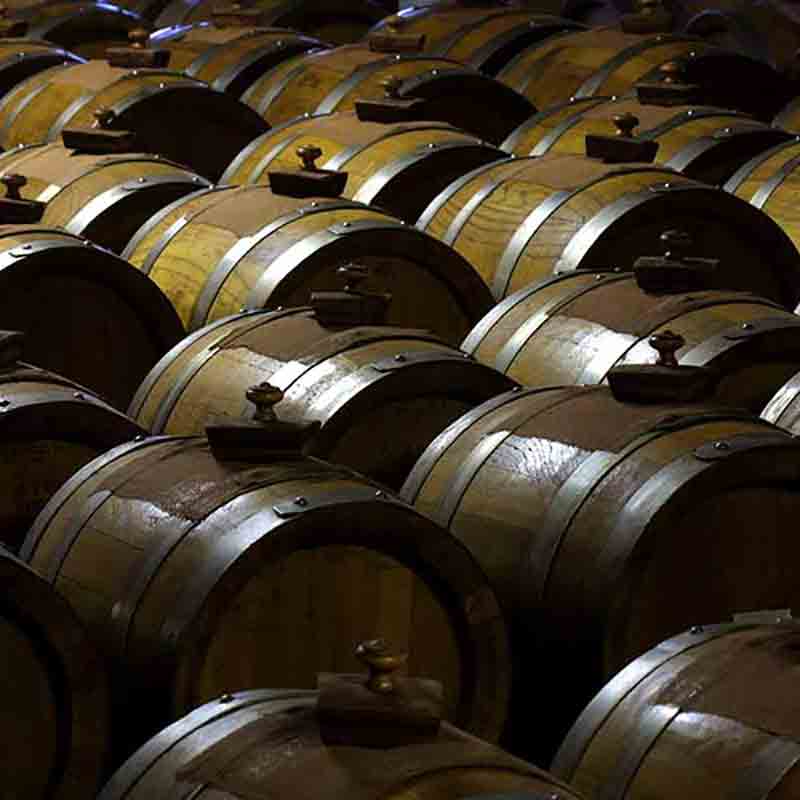 Holzfässer in einer Lagerhalle für Essigproduktion.