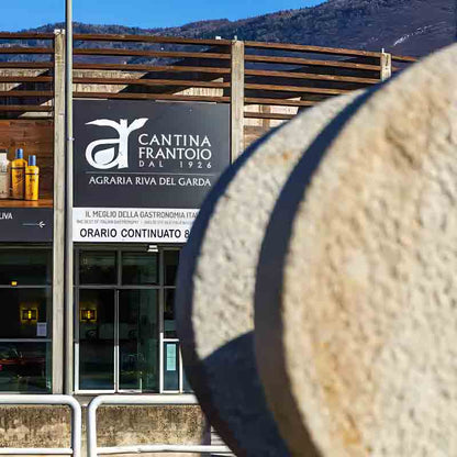 Feinkostladen Agraria Riva del Garda mit Olivenöl und Wein.