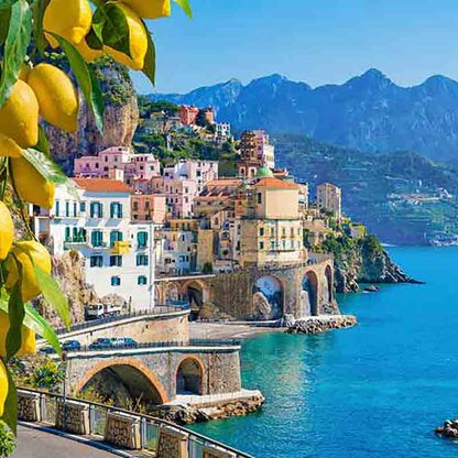 Küste mit Zitronen und Häusern.