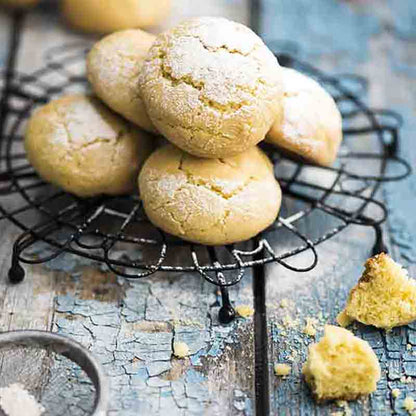 Amaretti-Kekse auf Gitterrost.