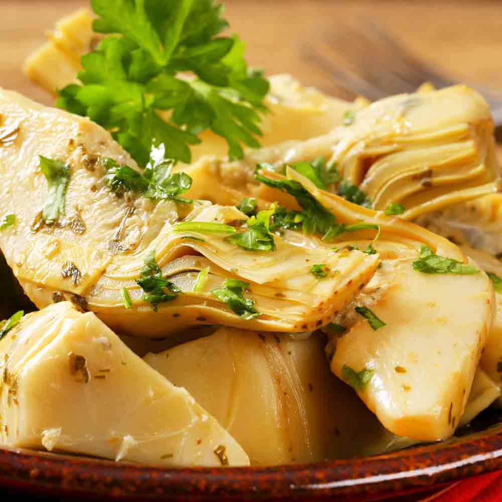 Artischocken mit Kräutern in einer Schale, Nahaufnahme.