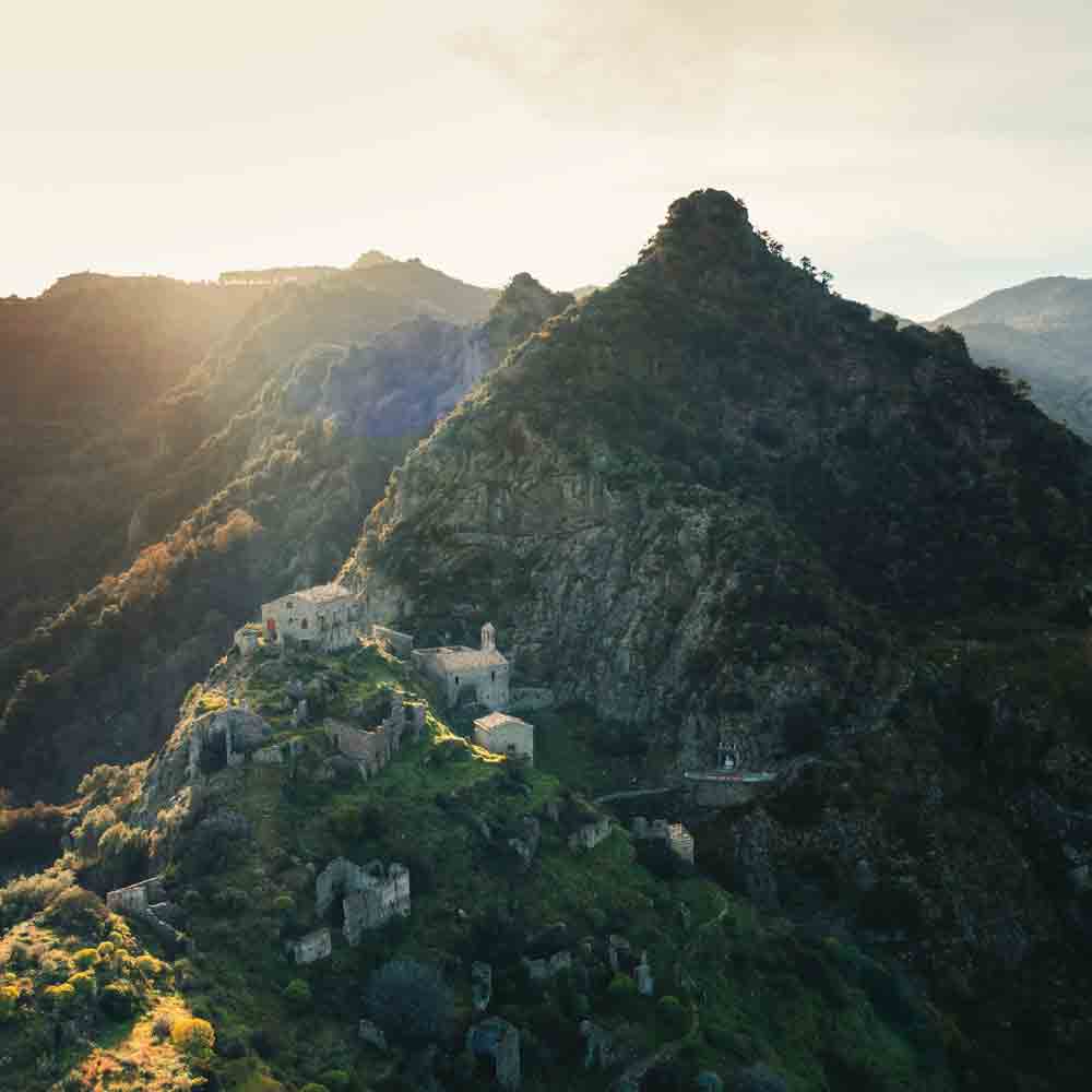 Berglandschaft mit alten Gebäuden.