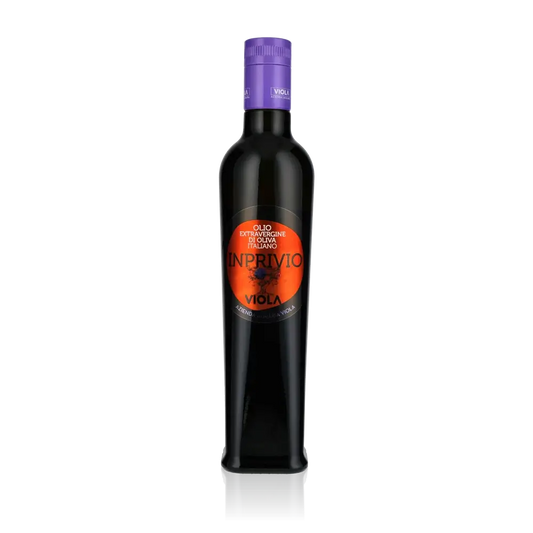 Flasche Viola Inprivio Olivenöl vor schwarzem Hintergrund.