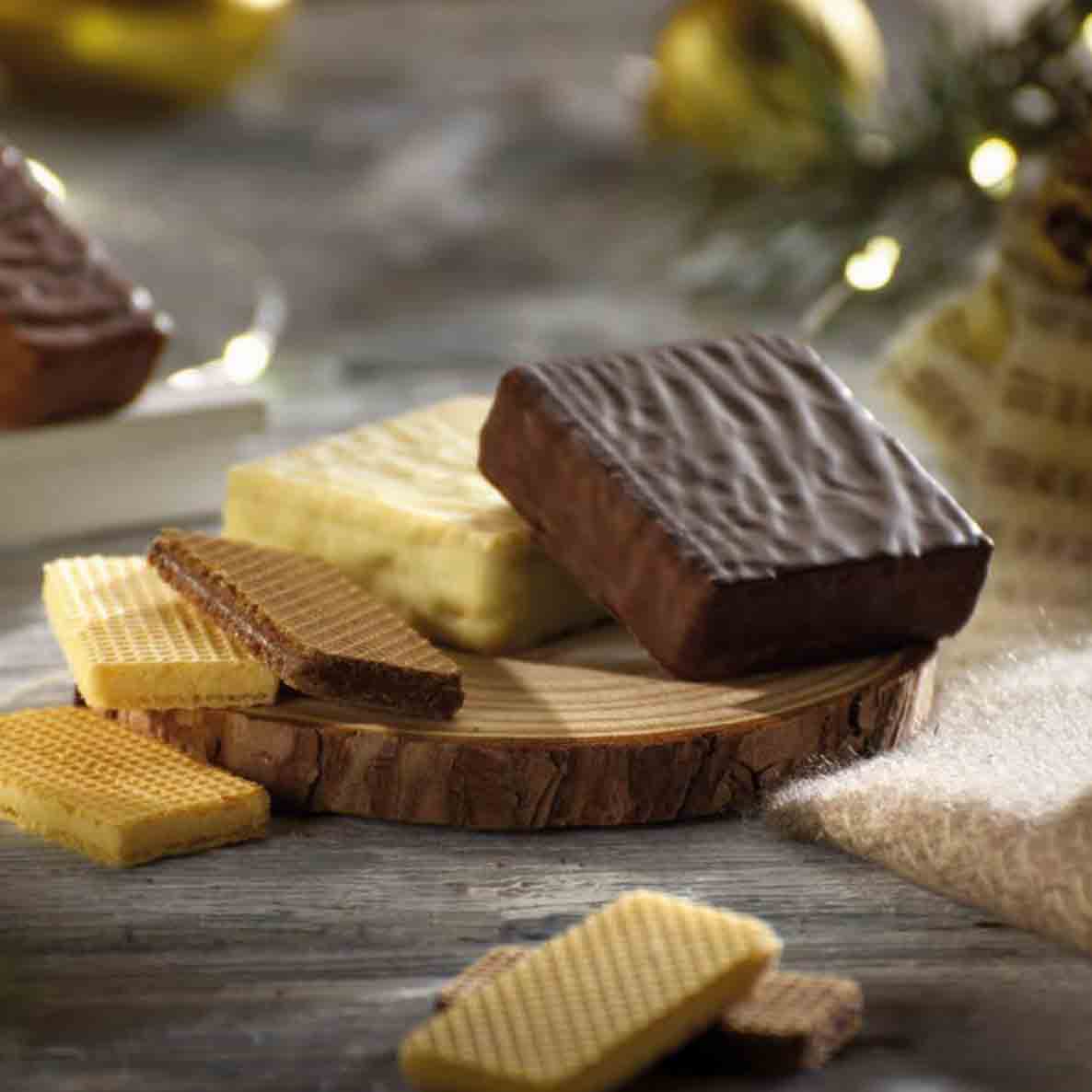 Babbi-Waffeln auf Holzbrett mit dekorativem Hintergrund.