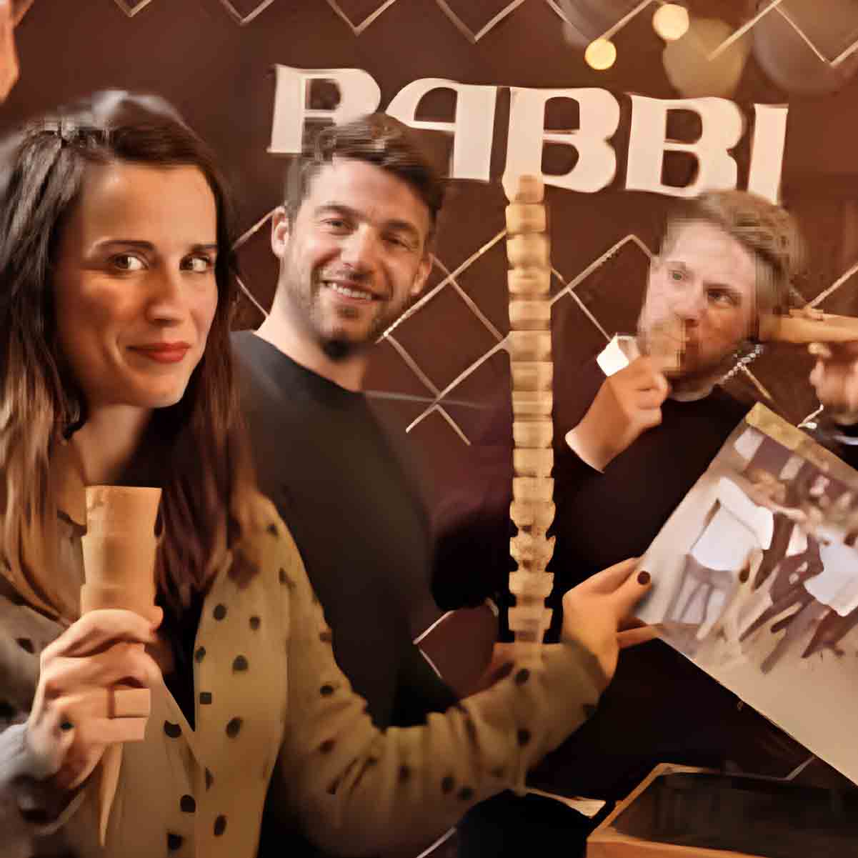 Drei Personen mit Babbi-Waffeln.