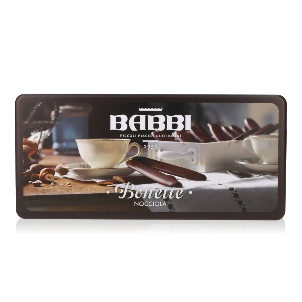 Süßgebäck in Verpackung, Tassen, Nüsse.