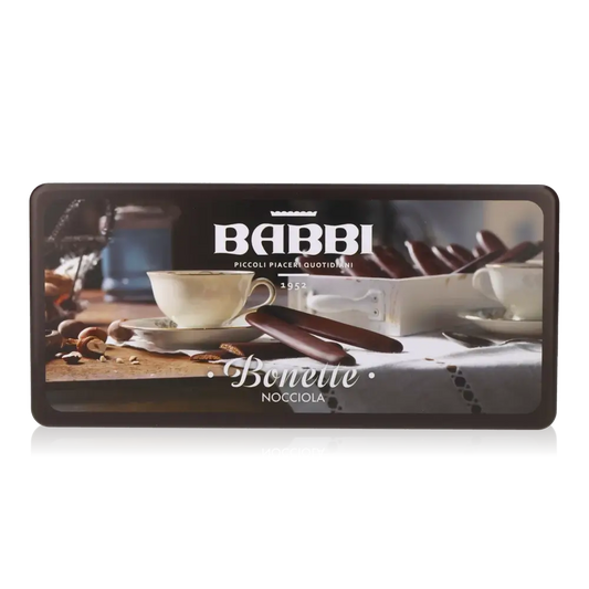 Süßgebäck in Verpackung, Tassen, Nüsse.