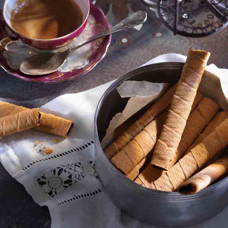 Kekse und Tasse auf Tisch.