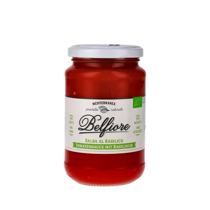 Tomatensauce im Glas mit Basilikum.