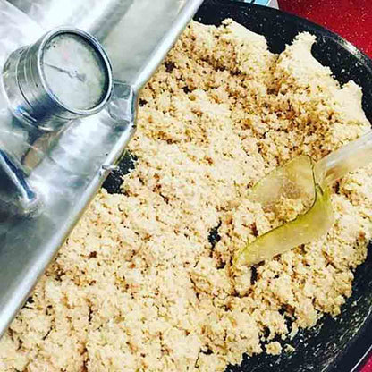 Gemahlene Nüsse in der Manufaktur