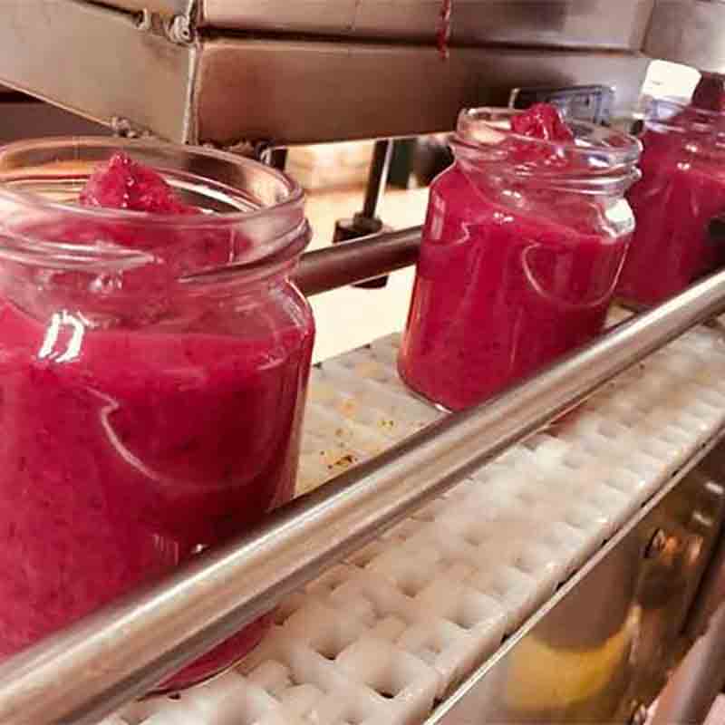 Gläser mit roter Paste befüllt.